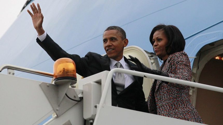 Обама се връща във Вашингтон, за да се споразумее с републиканците за избягване на рецесия