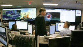 Анализатори от Американския департамент за вътрешна сигурност работят в Националния център за киберсигурност и комуникационна интеграция (NCCIC)