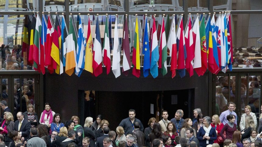 На 8 ноември близо 500 европейски служители протестираха пред сградата на Европейската комисия в Брюксел срещу възможните съкращения в бюджета на ЕС.