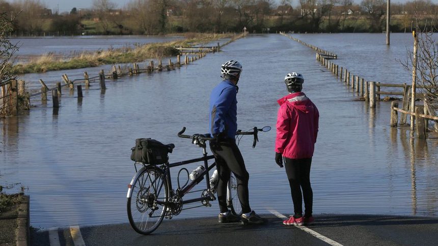 Наводнен път в Англия