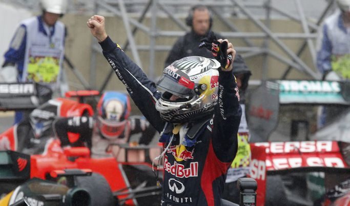 Фетел стана третият пилот с три поредни титли във Формула 1 след Фанджо и Шумахер