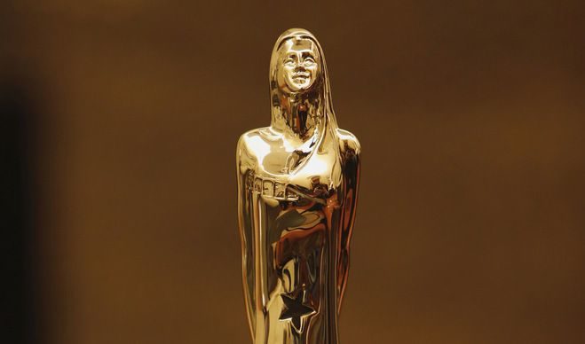 Една от седемнайсетте, покрити със сребро статуетки на 25-ите Европейски филмови награди