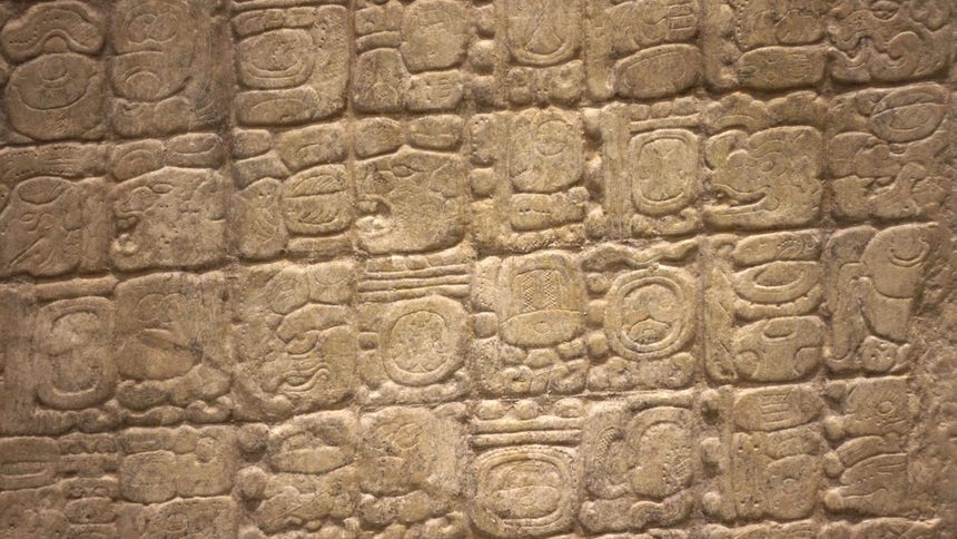 Част от Шестия монумент, в който се споменава 13-я "бактун" - краят на големия 5125-годишен цикъл в календара на маите. Копието на този паметник на древната цивилизация се намира в Музея на маите в Канкун, Мексико.