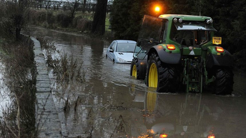 Проливни дъждове парализираха Великобритания