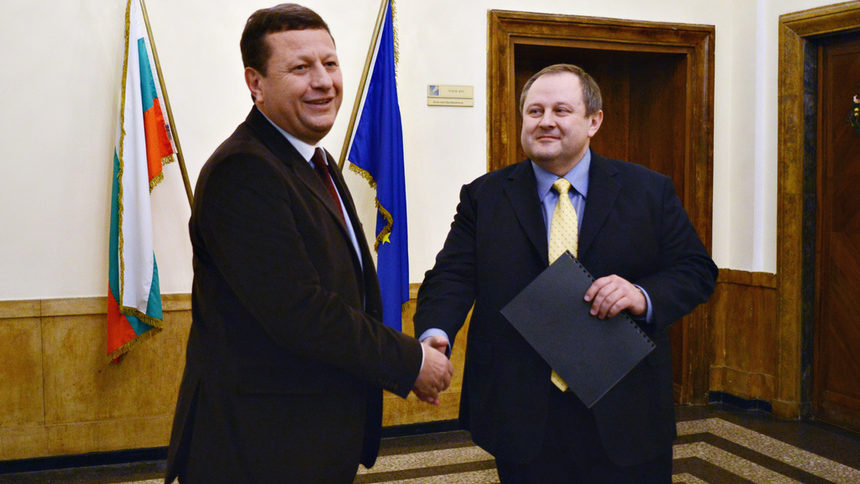 Председателят на КРС Веселин Божков връчи разрешението за GSM оператор на изпълнителния директор на "Булсатком" Максим Заяков