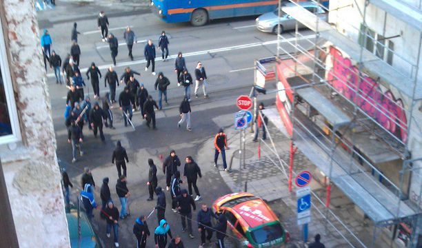 Група фенове, въоръжени с твърди предмети, в центъра на София<br />