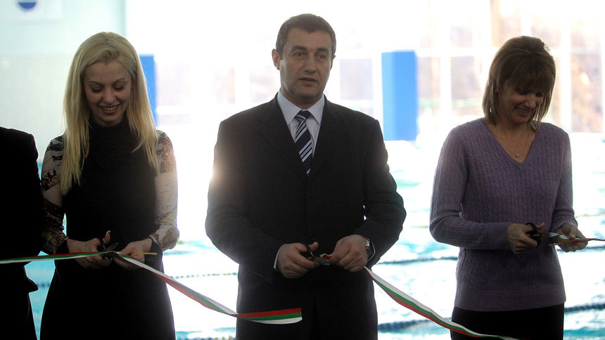 Свилен Нейков откри във вторник реновирания басейн