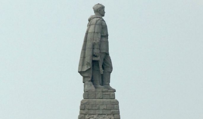 Паметникът Альоша се издига на хълма Бунарджика