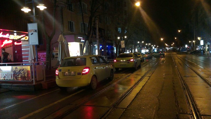 Централна стоянка за такси под светлините на уличните лампи