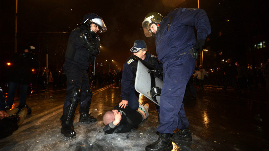 Около 19. 50 ч. се стига до сблъсъци между протестиращите и полицията