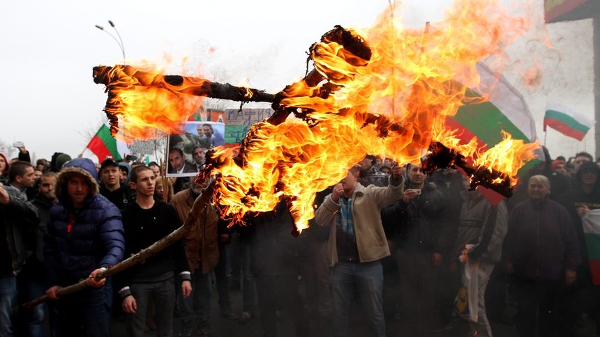 Кадър от протеста във Варна в неделя, 24 февруари.<br />