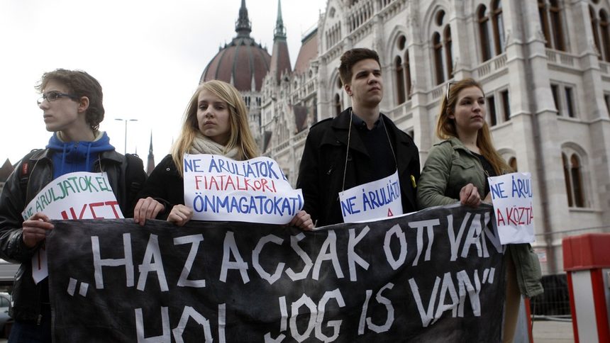И днес младежи се събраха пред унгарския парламент в протест срещу промените.