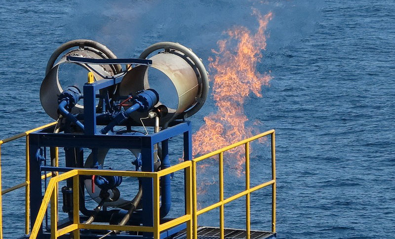 Горящ природен газ, извлечен от метан хидрат, на борда на дълбоководната сонда "Chikyu" във водите на Тихия океан, в близост до префектура Айчи