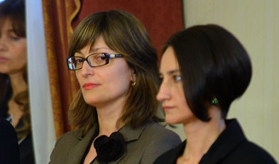 Екатерина Захариева (вляво) заедно с Диана Костадинова, която поема другия вицепремиерски пост и министър на труда и социалната политика