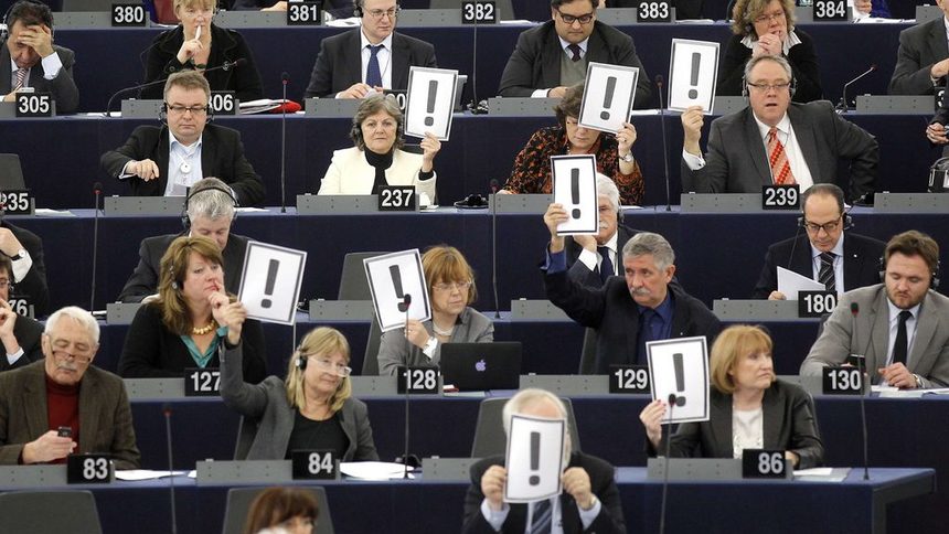 Евродепутатите изразиха протеста си към ситуацията в Унгария с удивителни знаци.
