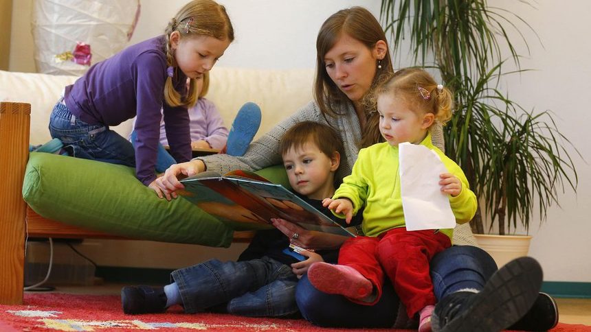 Работещи родители могат да поискат детегледачи и по електронен път
