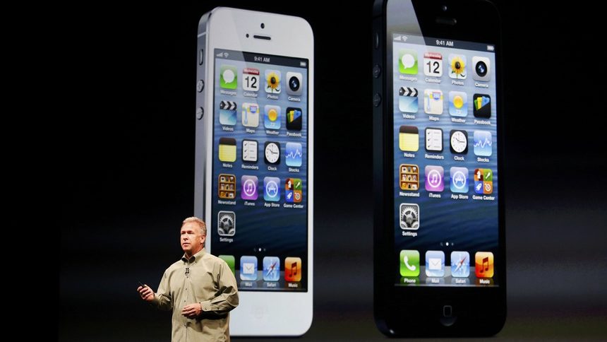 Фил Шилер по време на представянето на iPhone 5.