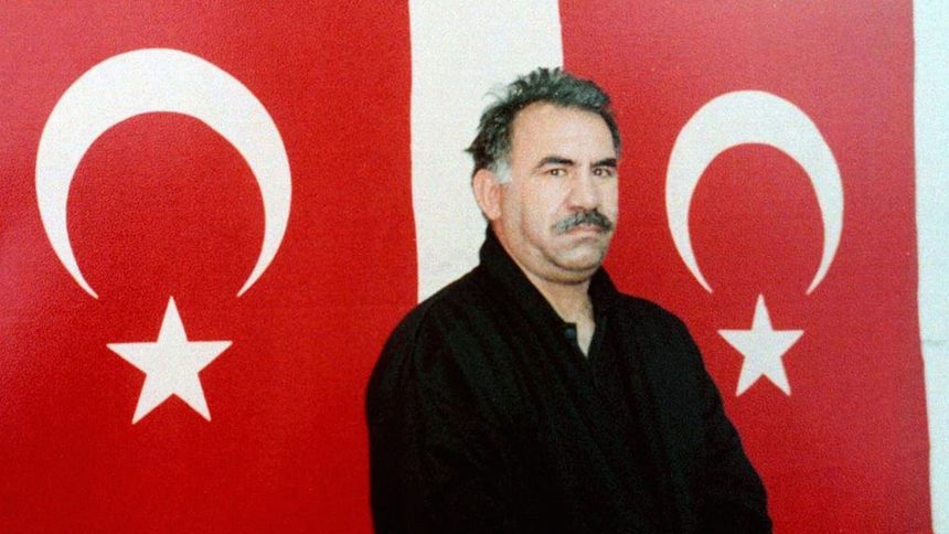 Снимка на Йоджалан, направена на фона на турски знамена, след пленяването му в Кения в края на миналия век.