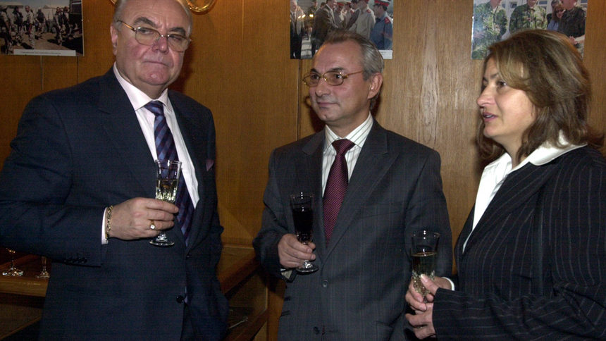 Ахмед Доган, Юнал Лютфи и Емел Етем на чаша шампанско след окончателното приемане на поправки в Конституцията по времета на Симеон Сакскобургготски през февруари 2005 г.