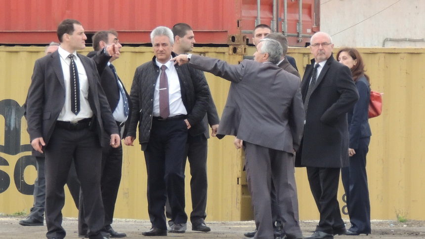 Премиерът Марин Райков разгледа Пристанище Варна.