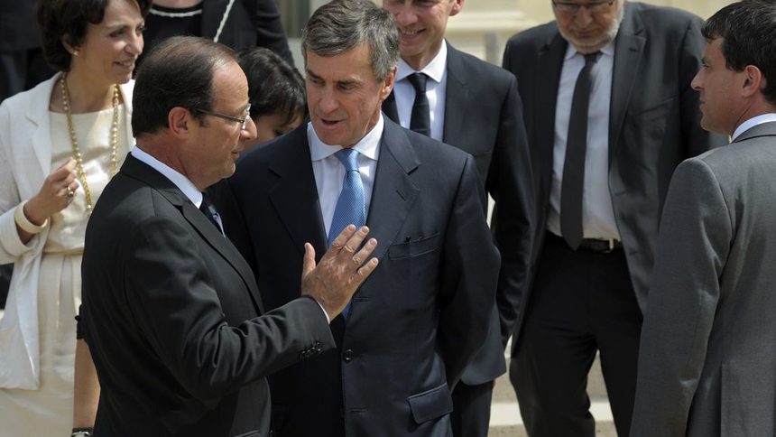Скандалът около вече бившия бюджетен министър Жером Каюзак (вдясно) нанесе тежък удар по обещанията на френския президент Франсоа Оланд (вляво) за прозрачност и безупречност на неговия кабинет