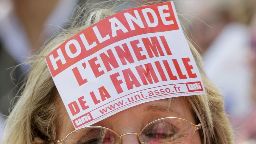 Жена е поставила знак с надпис "Оланд - враг на семейството" във връзка с френския президент по време на протестната демонстрация срещу плануваното узаконяване на еднополовите бракове във Франция