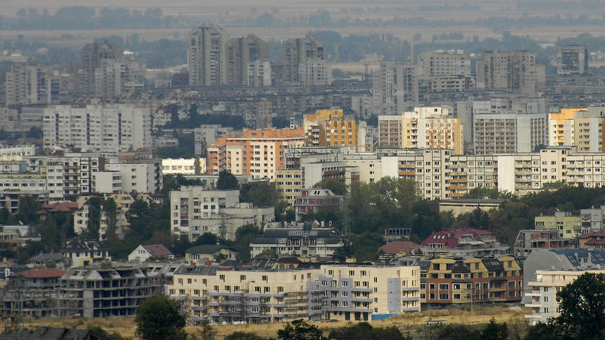 Средната пазарна цена на жилищата за страната е 866.84 лв./кв. метър. Най-високи са средните цени в София - 1 422.33 лв./кв. м,