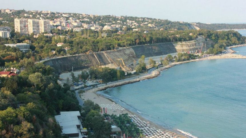 Крайбрежната ивица на Морската градина във Варна, против чието застрояване шест неправителствени организации искат да организират референдум.