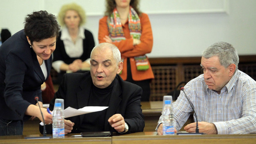 Антоанета Цонева, политологът Димитър Димитров и математикът Михаил Константинов на заседание на Изборния борд.