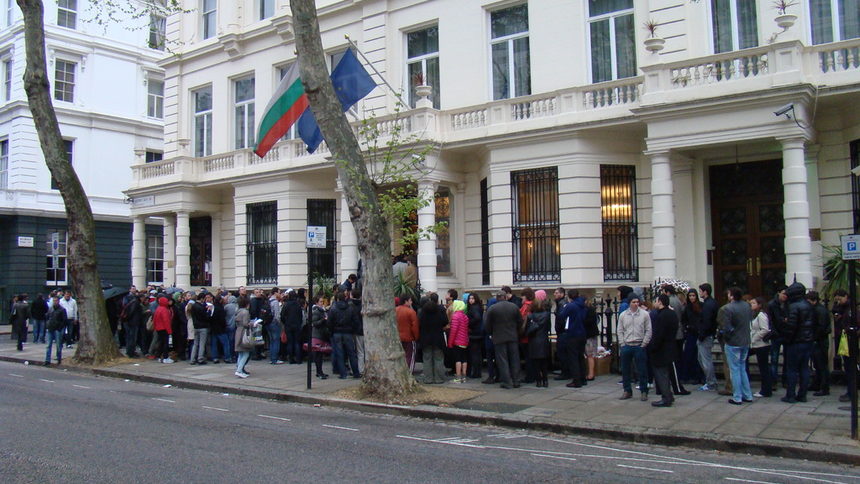 Опашка пред посолство в Лондон през изборния ден