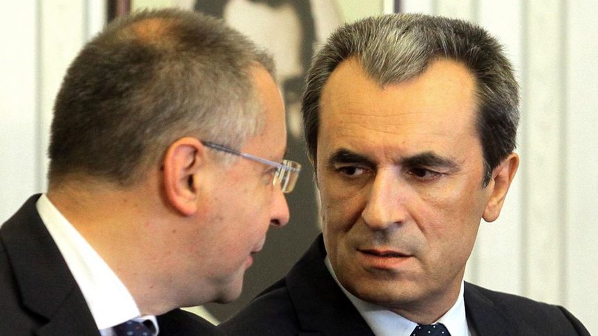 Пламен Орешарски и Сергей Станишев връщат изпълнения мандат за правителство на президента.