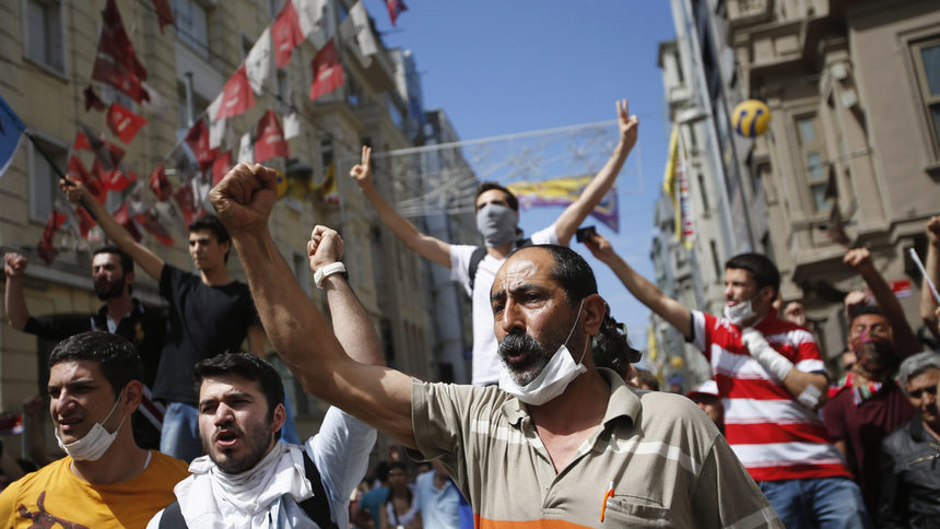 Демонстранти продължават протеста си срещу правителството на Ердоган на 1 юни в Истанбул