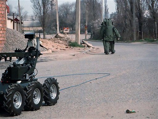 Робот проверява мястото на експлозия в Дагестан