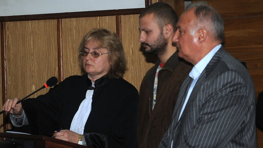 Марио Любенов (в средата) по време на гледането на една от мерките срещу него.