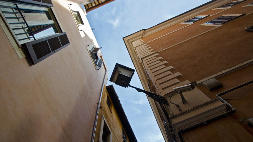 Вътрешните улици на Рим, близо до Кампо де Фиори, пленяват със своя семпъл чар.