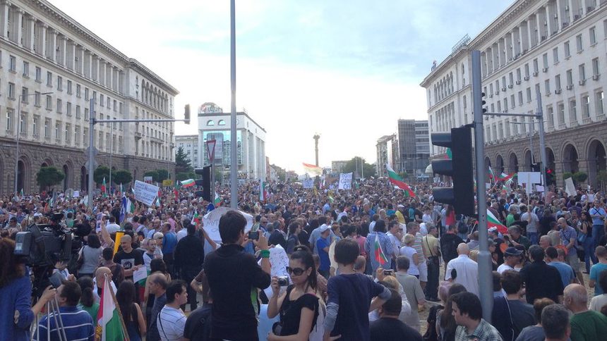 Протестиращите днес са поне 20 000, твърдят присъстващи.