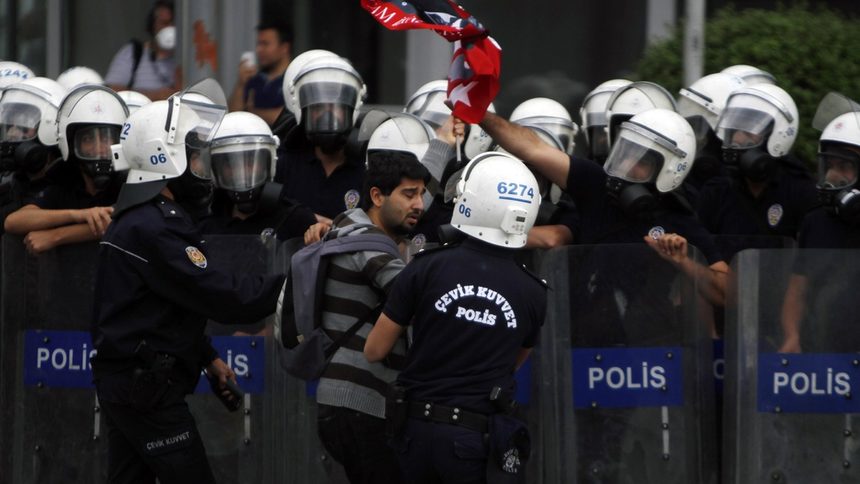 Турските юристи и лекари искат международна намеса за полицейското насилие