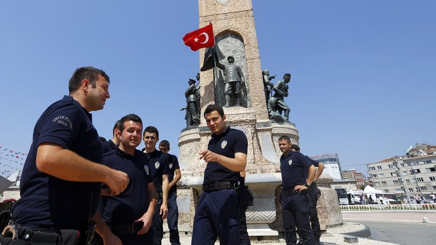 Турски полицаи са изтощени от сблъсъците по улиците