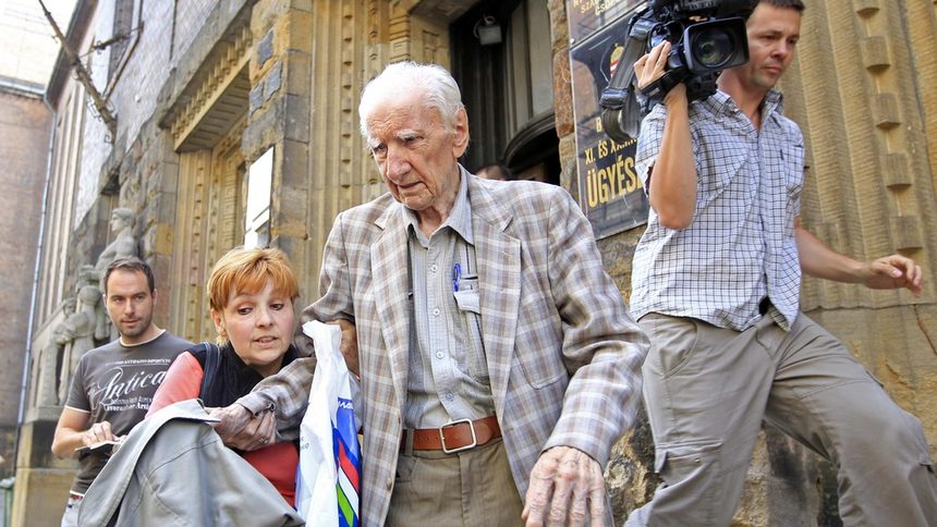 Ласло Чатари напуска сградата на прокуратурата в Будапеща
