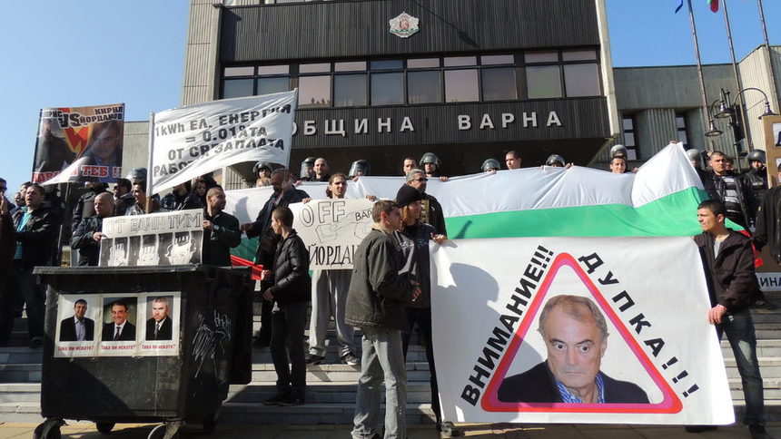 С многохилядните си демонстрации в началото на тази година гражданите на Варна свалиха кмета Кирил Йорданов. Сега статуквото, което го задържа на власт в продължение на 14 години е на път да се самовъзпроизведе отново в частичните местни избори на 30 юни.