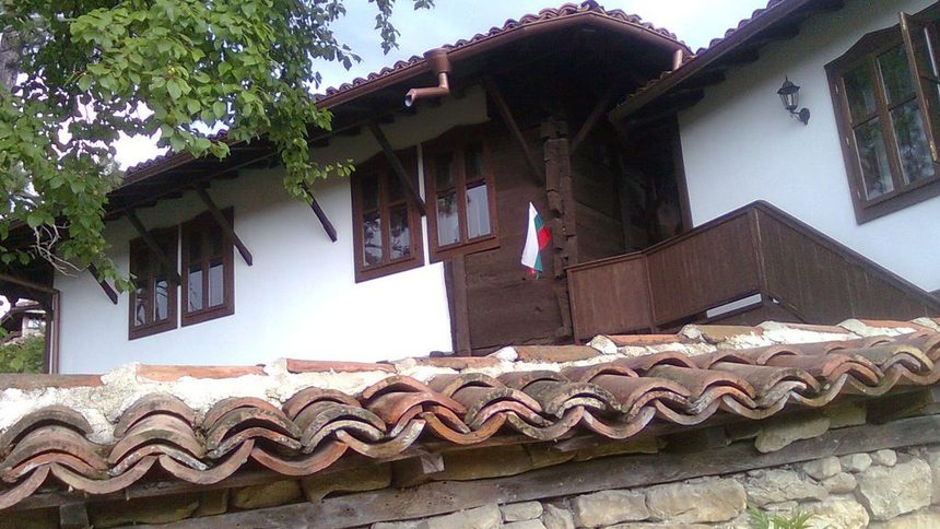 Старите същи в Арбанаси<br /><br />Старите български къщи съхраняват в себе си през вековете българският бит и култура. Строени преди много години, днес те са живата история с дървените си конструкции и каменните си основи. Конструкциите на някои от тях са направени така, че даже да устояват на земетресения.