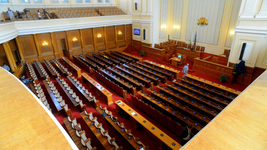 Бивши министри и депутати стават нещатни сътрудници в парламента