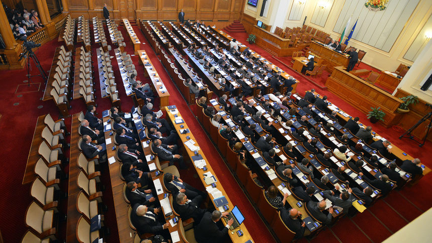 Oткриване на 42-ото Народно събрание, избрано след предсрочните избори на 12 май.
Депутати, пленарна зала