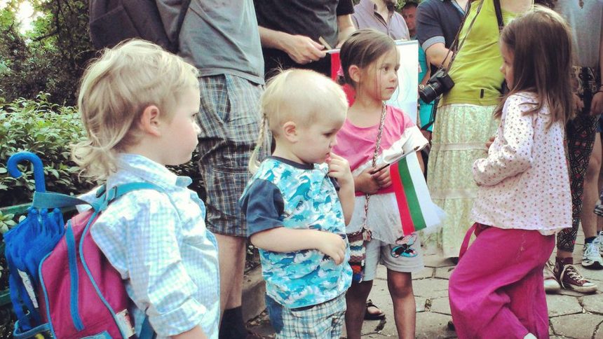 Елина и Будин с новите приятели от Орлов мост