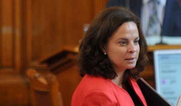 Таня Андреева: Засега БСП се отказа да отменя забраната за пушене
