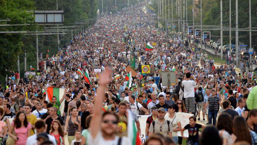 Кадър от 25-ия ден на протестите - шествието по "Цариградско шосе"