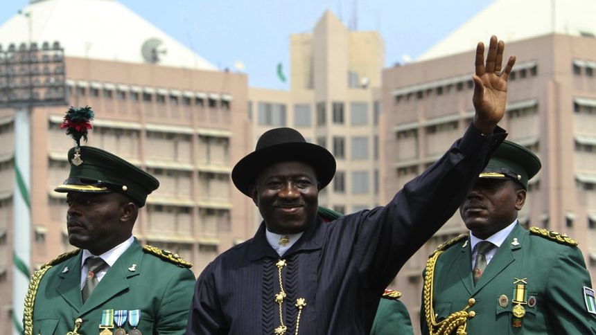 Президентът на Нигерия Гудлък Джонатан (в средата) води кампания срещу ислямистите от Боко Харам