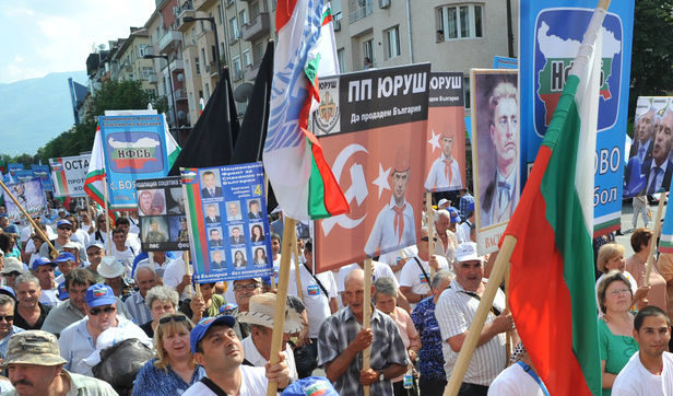 Националният фронт за спасение на България организира шествие в София с искане за оставка на правителството "Орешарски". Плакати иронизират Волен Сидеров - лидер на партията - конкурент "Атака"