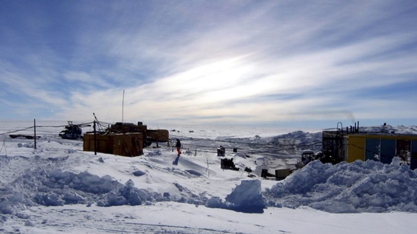 Станцията Восток в Източна Антарктида, разположена точно над езерото, основана през 1960г. от артическия изследовател Андрей Капица.