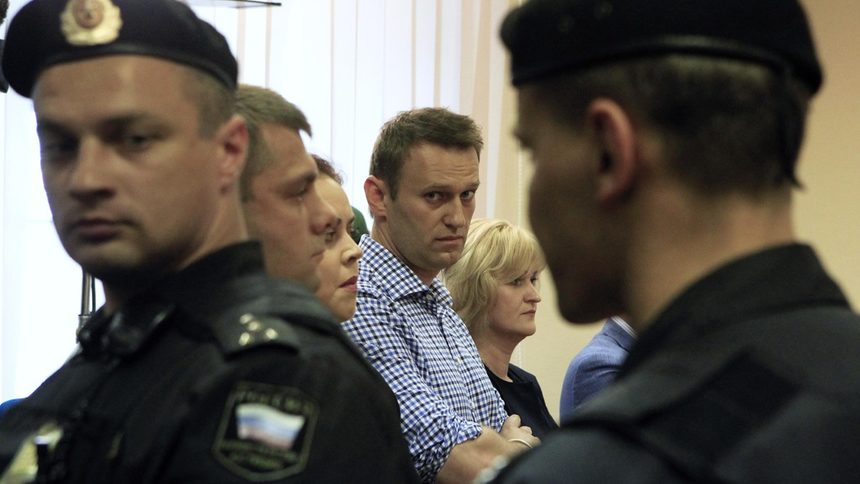 Навални в залата на съда